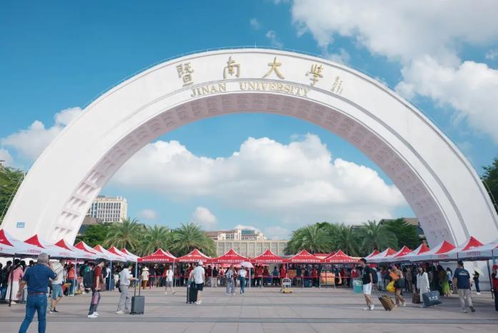 全红婵暨大报到！她向学院赠送签名奥运出场服，院长苏炳添接受捐赠