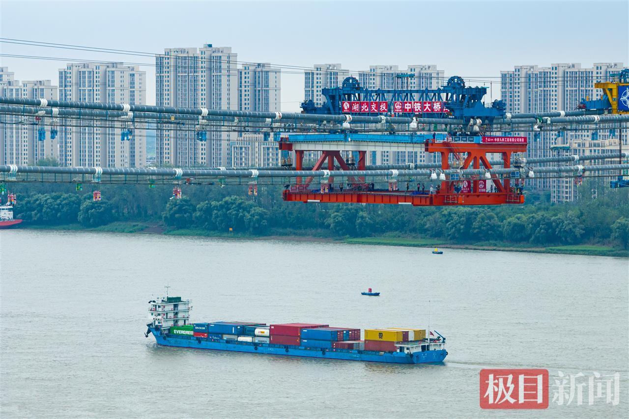 燕矶长江大桥主跨首节钢梁成功架设，创新施工破解难题