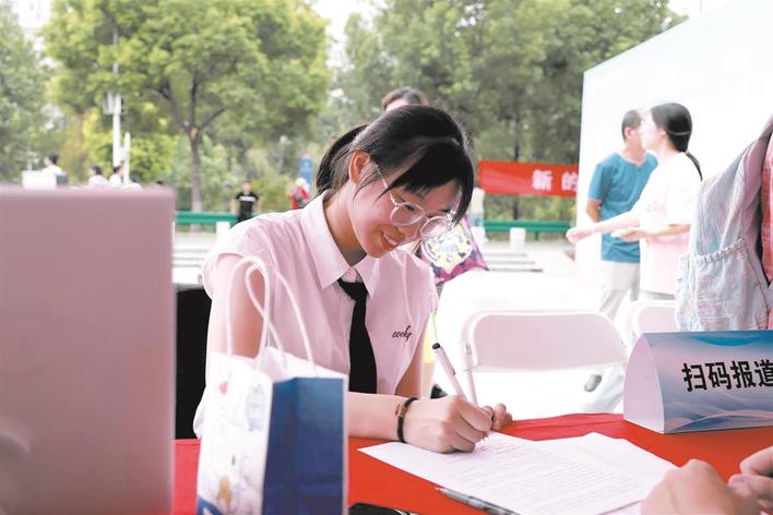 577分“轮椅女孩”来汉读大学 学校为她定制无障碍宿舍  安排教室也很贴心