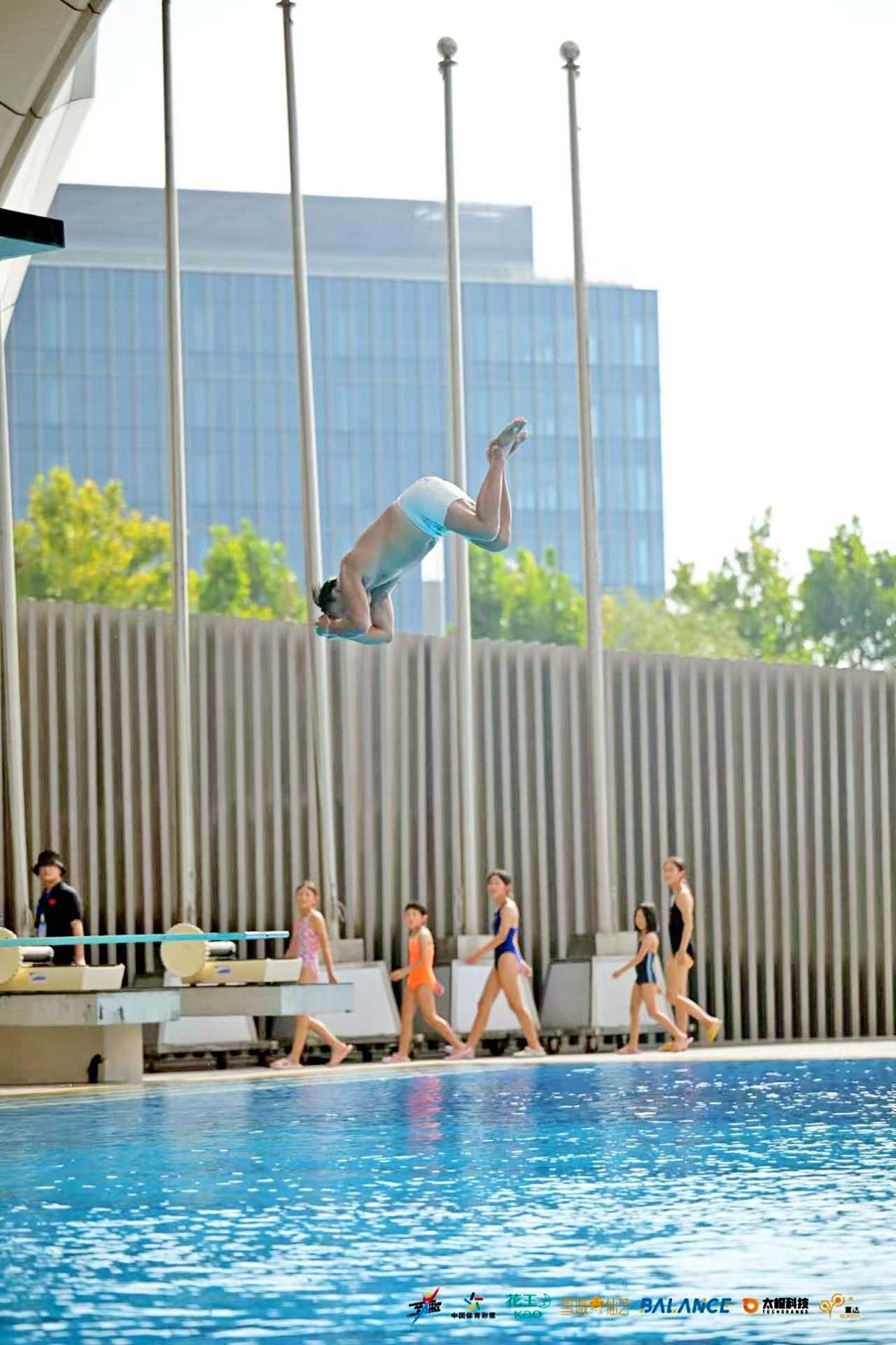 72岁大爷获业余跳水赛第4名 15年前他曾沿长江从武汉游到上海