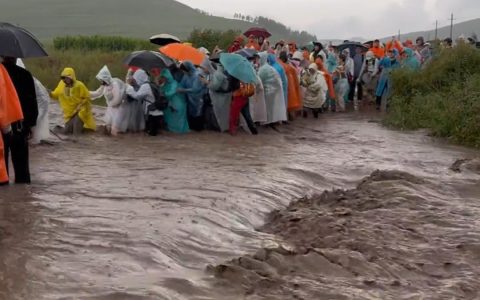 百人徒步团因水渠涨水被困河北蔚县，当地村支书开皮卡车救援：第一时间到现场值守，全员安全通过