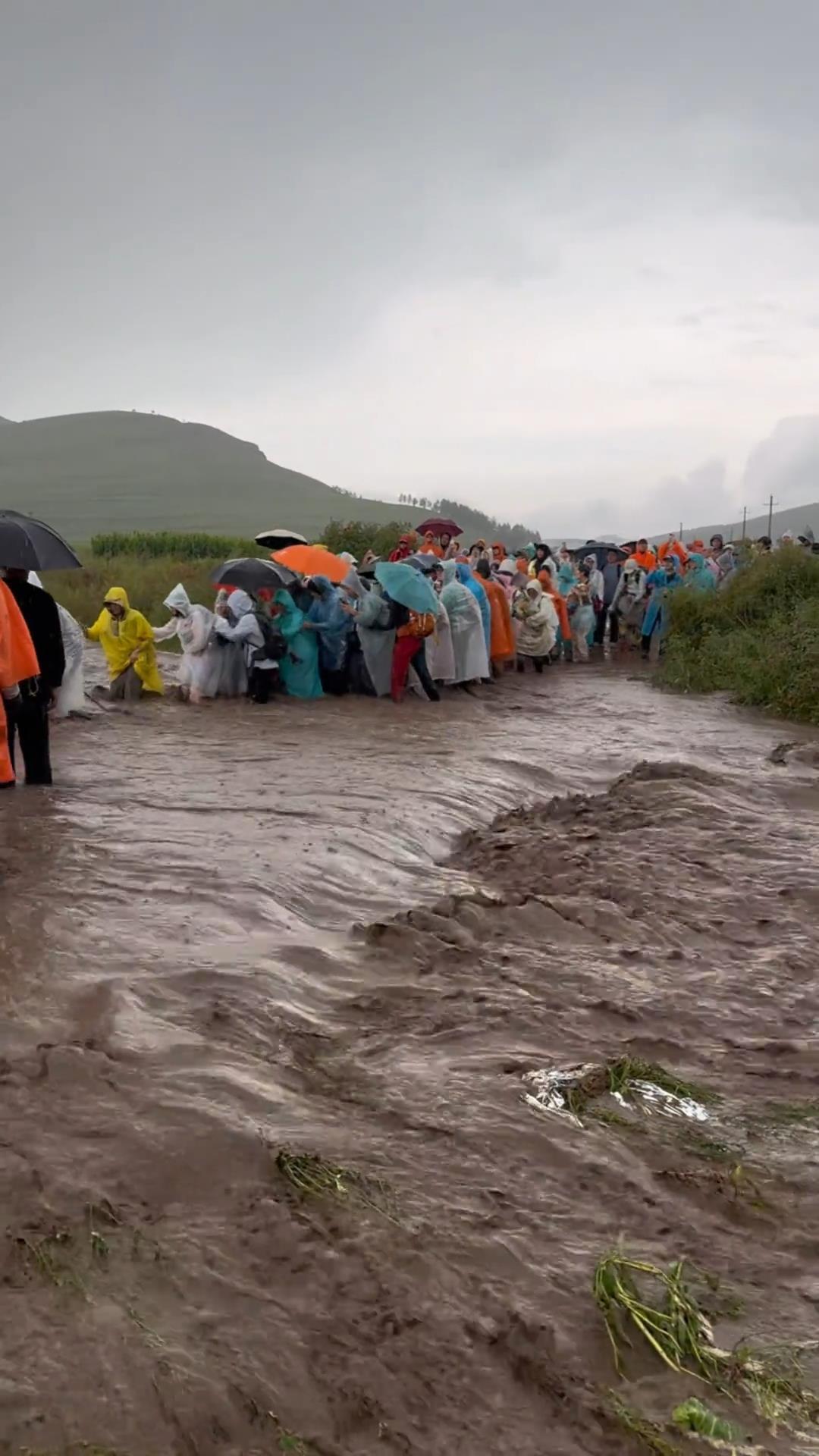 百人徒步团因水渠涨水被困河北蔚县，当地村支书开皮卡车救援：第一时间到现场值守，全员安全通过