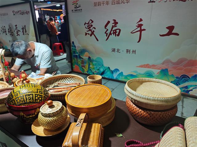 宜荆荆恩联袂展演 三十余项非遗点亮南门之夜