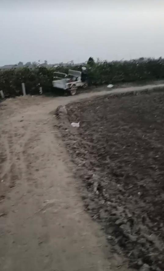 山东一残疾村民称4米宽田间生产路被占只剩2米，收割机无法下地，多次反映未见效，村干部：争取一周内解决