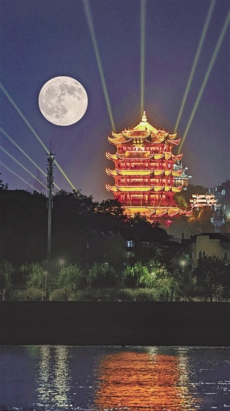 湖北各地丰富文旅活动庆团圆 东湖夜空上演“神鸟”飞天