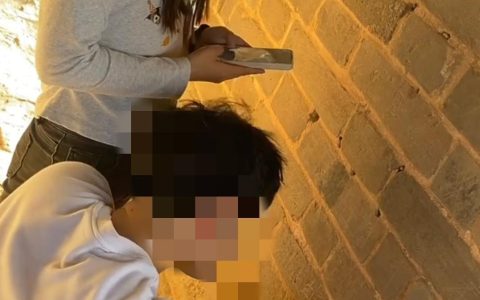 两游客不听劝阻在司马台长城刻名字画心？北京警方通报：刻字人员满某（男，26岁）、刘某某（女，21岁）已被拘留并处罚款