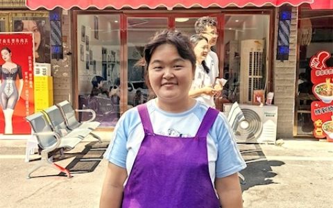 爆火时曾3天只睡1.5小时  如今店外没有了拥挤的人潮 理发师晓华假期睡到自然醒