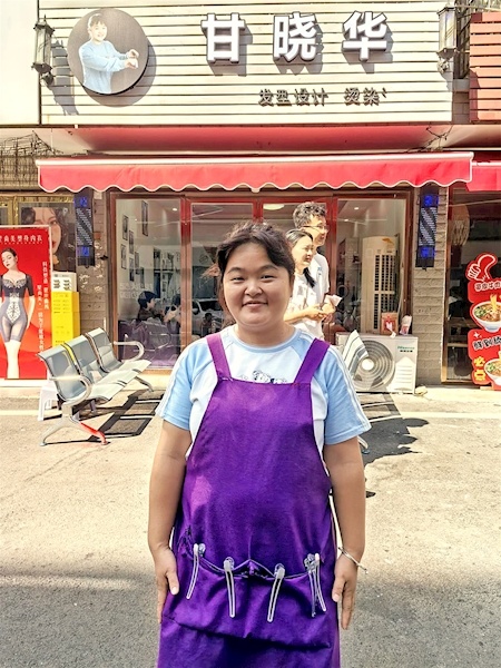 爆火时曾3天只睡1.5小时  如今店外没有了拥挤的人潮 理发师晓华假期睡到自然醒