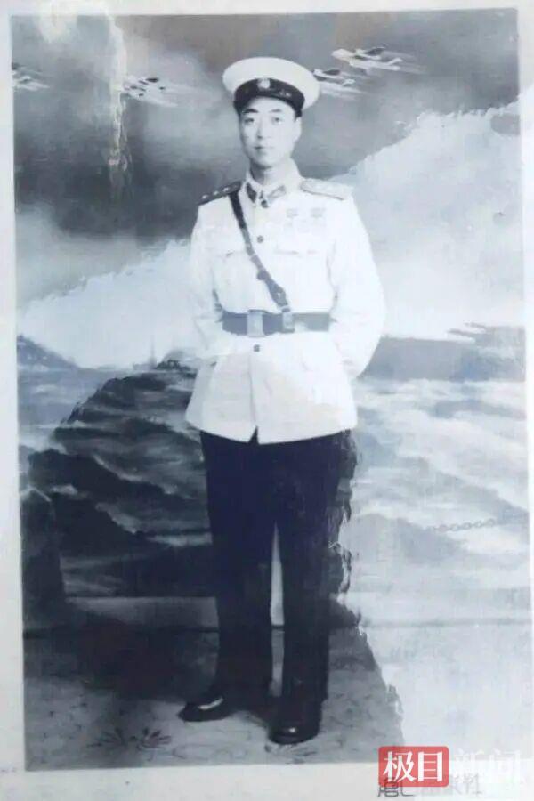 百岁抗战老兵闫福锁参加过30余次战役，弹片穿透胸膛致一根肋骨被切除