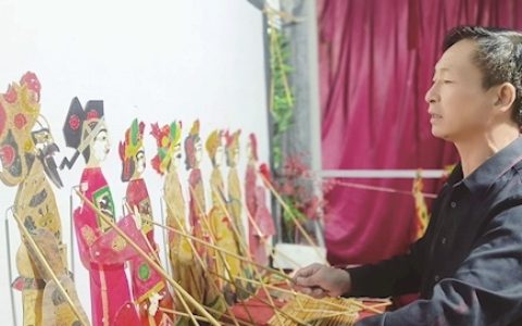 自掏腰包给村民发工资传艺 保康大山“守艺人”为独臂皮影续香火