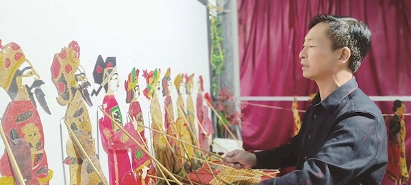 自掏腰包给村民发工资传艺 保康大山“守艺人”为独臂皮影续香火