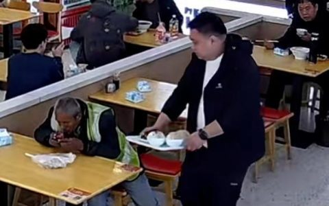 安徽淮北一餐馆为打翻饭菜的老人免费再做一份，超30万网友为店家点赞，店主：受之有愧也受宠若惊