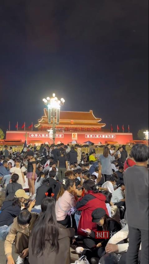 想看天安门国庆升旗仪式的心情有多迫切：安检口提前12小时排长队，开闸后百米冲刺占据最佳位，通宵等待只为那一刻心潮澎湃