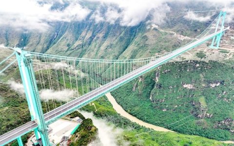 贵州花江峡谷大桥成顶流 游客太多出现滞留  当地派车帮忙转运