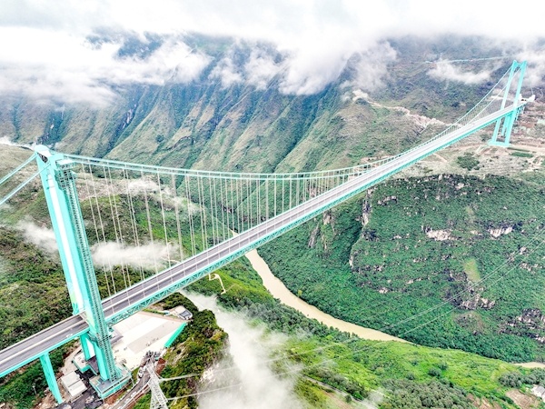 贵州花江峡谷大桥成顶流 游客太多出现滞留  当地派车帮忙转运