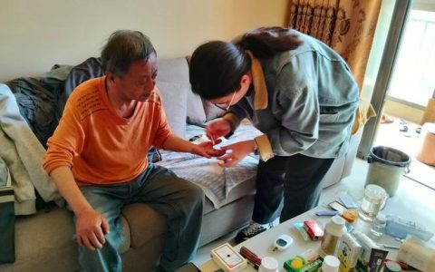 环卫“一键上门”成了独居老人“暖心依靠”