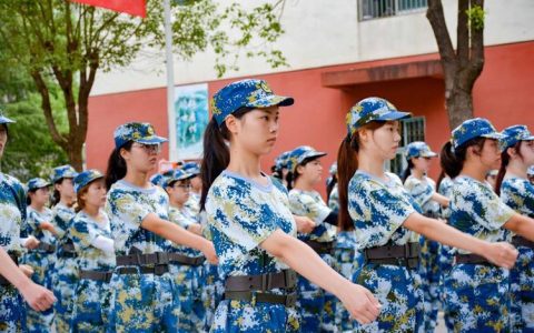 仙桃职业学院50岁大一新生军训走红“人生不应该留下遗憾”