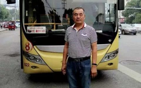 心中有乘客 服务见真情——记市公交总公司8路线驾驶员李作洪