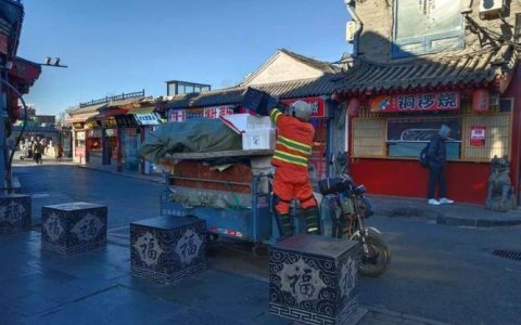 “环卫橙”守护城市节日烟火气