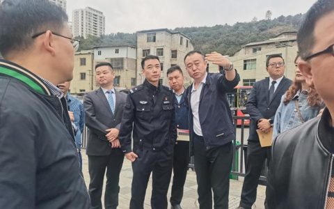 荞麦散落马路中央 城管变身“清障员”获点赞