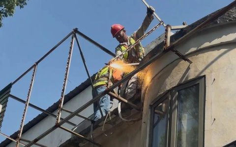 清理户外隐患 守护市民“头顶上的安全”