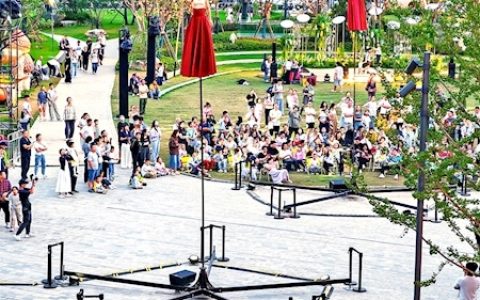 无人机表演、灯光秀、仙女飞天、马戏…… 这个假期光谷玩嗨了