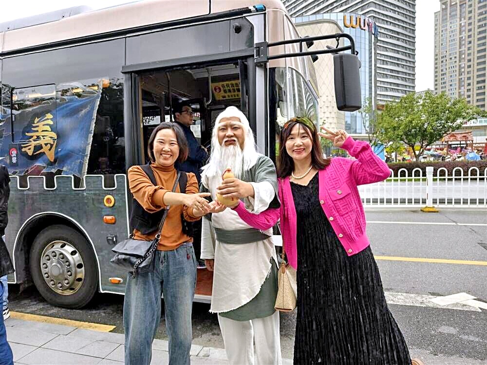 “侠义公交”免费坐黄蓉郭靖陪你游襄阳