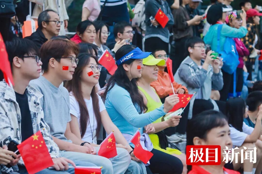 刚刚，武汉东湖凌波门数千人高唱