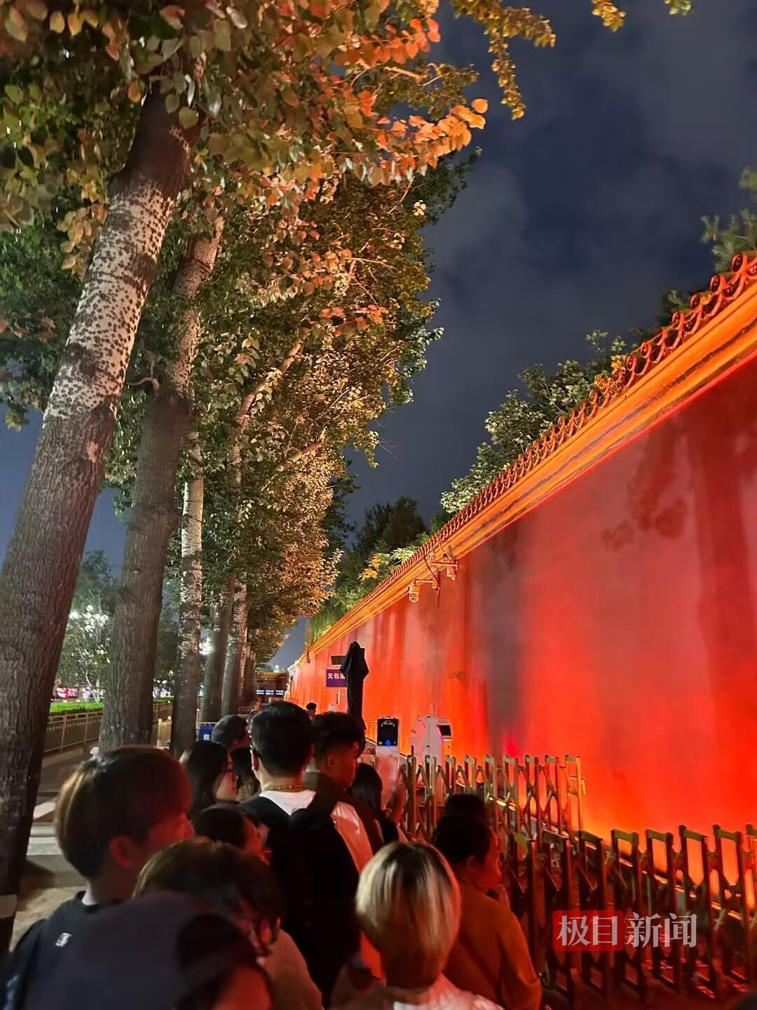 想看天安门国庆升旗仪式的心情有多迫切：安检口提前12小时排长队，开闸后百米冲刺占据最佳位，通宵等待只为那一刻心潮澎湃