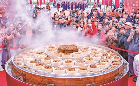 “巨无霸”蒸笼宴开席 260位老人共享敬老楚宴