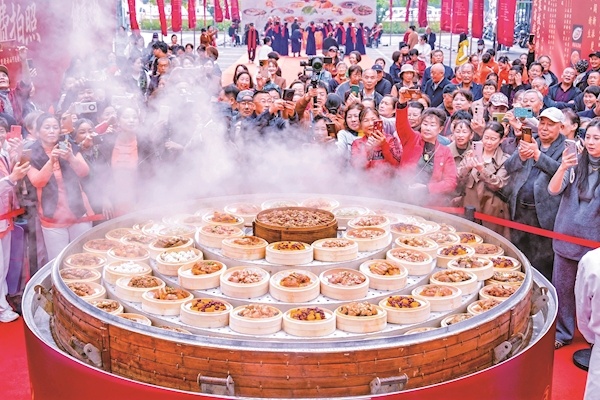 “巨无霸”蒸笼宴开席 260位老人共享敬老楚宴