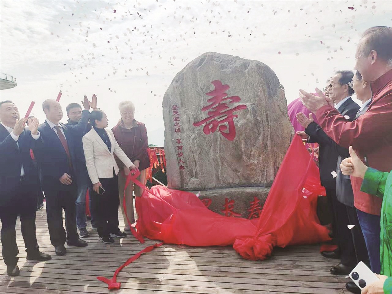 湖北王英仙岛湖折桂 全球首个“世界长寿镇”授牌