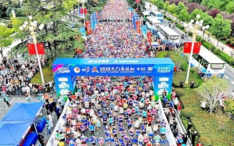 2025天门马拉松开跑 两万跑友竞逐茶圣故里
