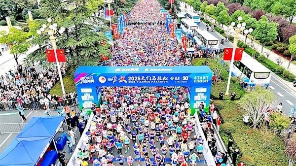 2025天门马拉松开跑 两万跑友竞逐茶圣故里