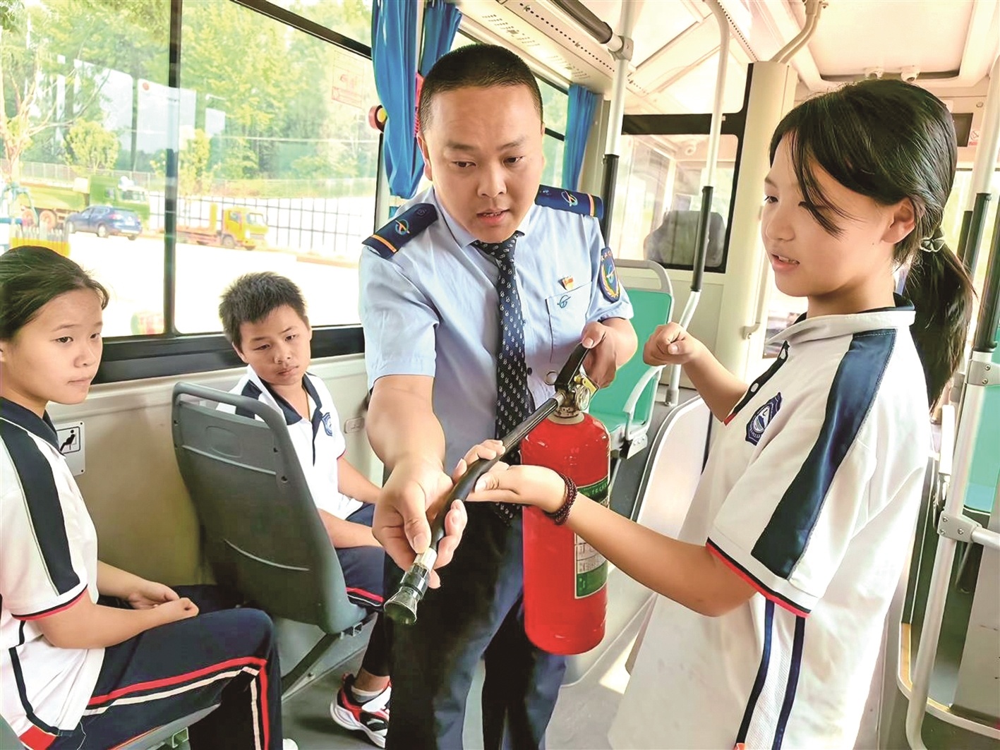 为社区初中生申请开通专线  起早贪黑开车接他们上下学 公交司机成孩子们的“暖心大叔”