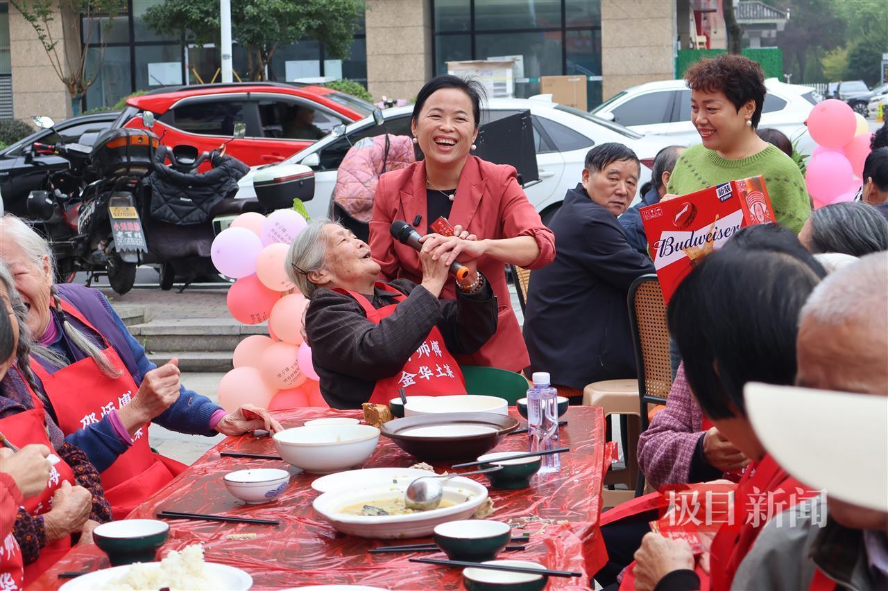 杭州餐馆老板连续10年免费办重阳宴，今年请到106位老人吃饭：没计算成本，会一直办下去