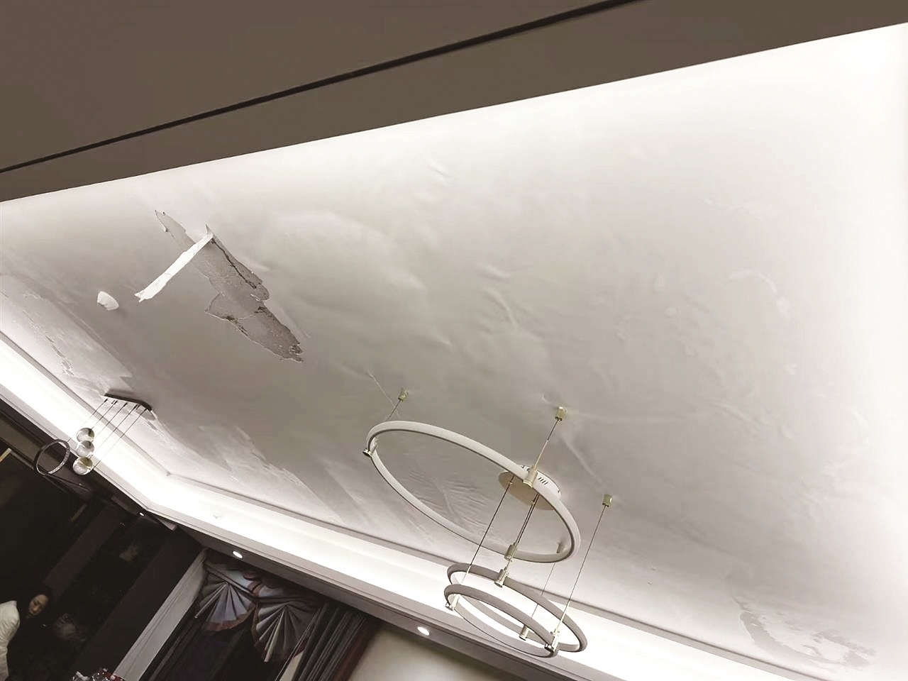 新房未住遭泡水  赔偿方案未达成 社区：将介入协调，尽快解决问题