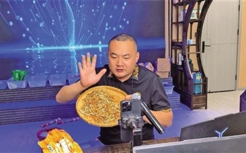 记录田园生活粉丝接近百万  用镜头为家乡带货 “农村熊先生”将直播变成新农活