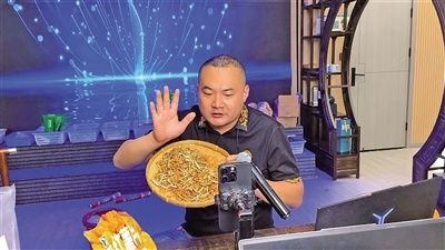 记录田园生活粉丝接近百万  用镜头为家乡带货 “农村熊先生”将直播变成新农活