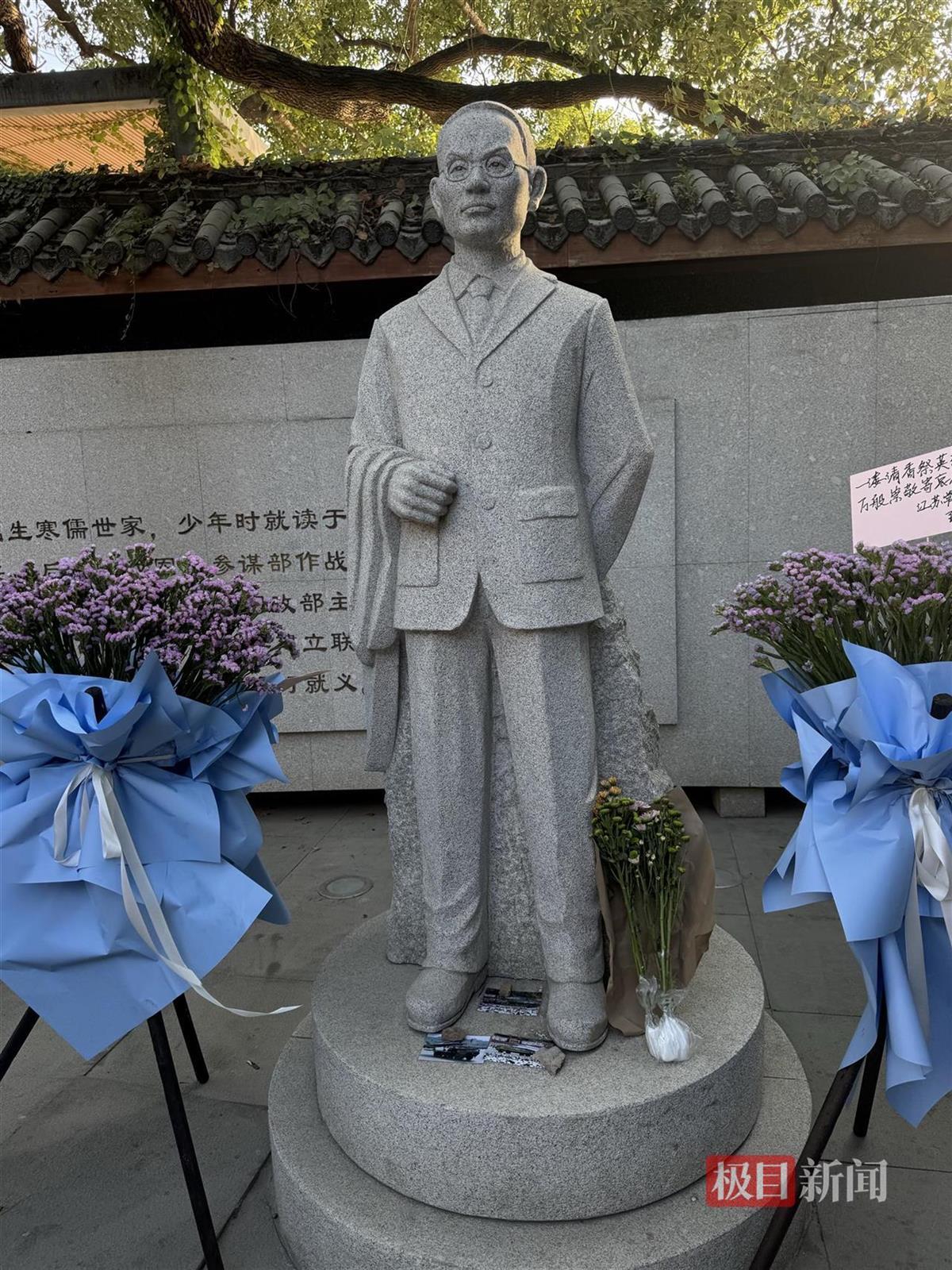 《沉默的荣耀》热播后吴石故居迎参观热潮：游客献花寄哀思，还有人留下九三阅兵照片