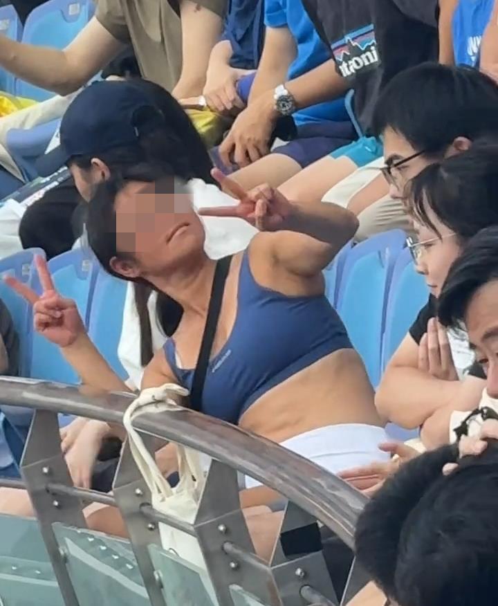 上海大师赛女球迷疯狂尖叫被抬出场，警方通报：酒后严重扰乱赛场秩序，已行政处罚