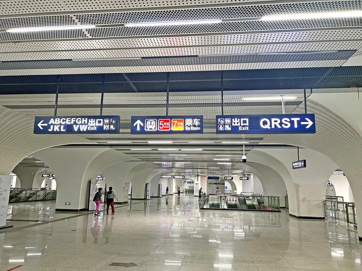 游客惊叹武汉地铁站之大 出入口都快把26个字母用完了