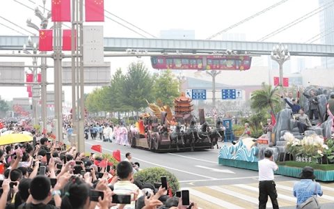 花车巡游燃动江城  十万人见证“河山锦绣”