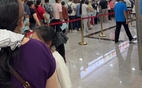 3200人涌进荣昌政府食堂吃午饭，居民：排了半小时队，是我们本地味道