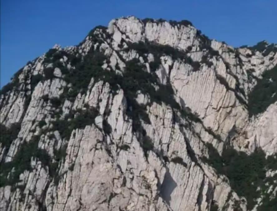 三名驴友雨夜被困嵩山宝珠峰，10余名救援人员半夜将他们带出，救援人员：不建议野爬