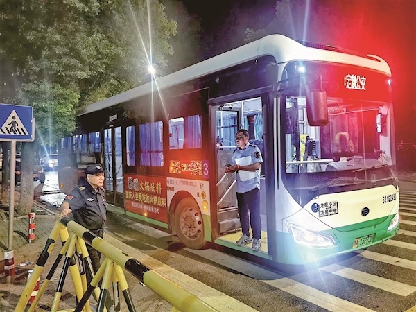 为社区初中生申请开通专线起早贪黑开车接他们上下学 公交司机“方叔”成孩子们的暖心大叔