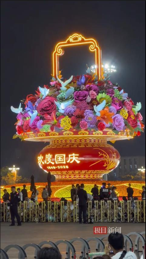 想看天安门国庆升旗仪式的心情有多迫切：安检口提前12小时排长队，开闸后百米冲刺占据最佳位，通宵等待只为那一刻心潮澎湃