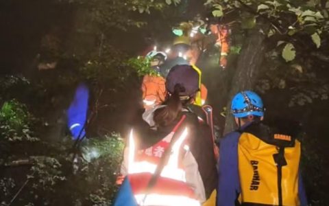 三名驴友雨夜被困嵩山宝珠峰，10余名救援人员半夜将他们带出，救援人员：不建议野爬