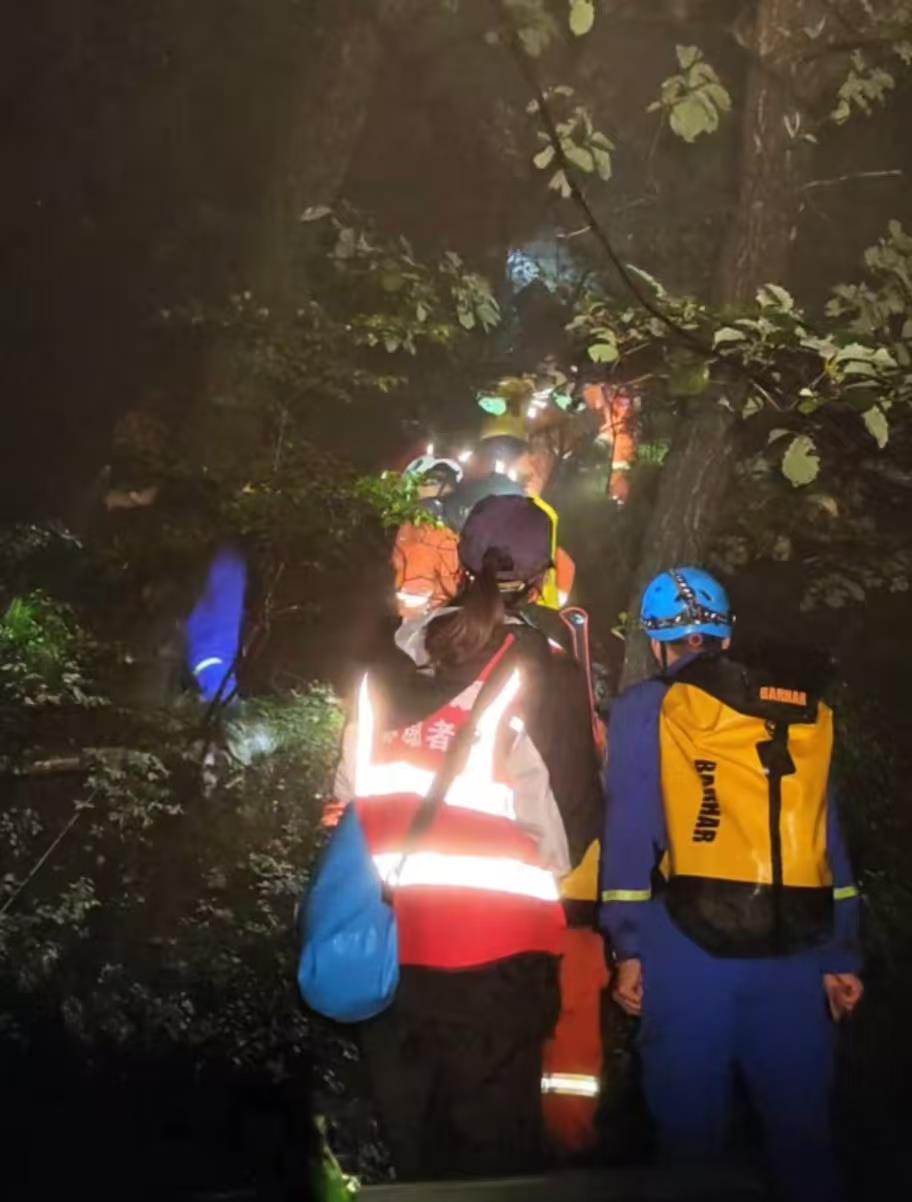 三名驴友雨夜被困嵩山宝珠峰，10余名救援人员半夜将他们带出，救援人员：不建议野爬