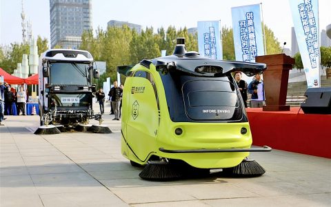 告别“一把扫帚、一筐撮箕走天下”  武汉环卫技能竞赛“人机协同”挑大梁 武汉街头将现无人机器人自动做保洁